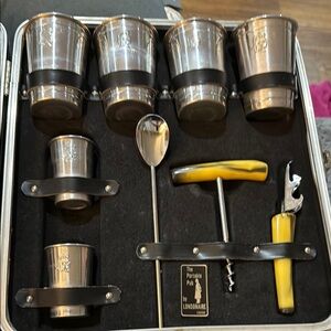 The Portable Pub by Londaire Vintage Mobile Bar Set